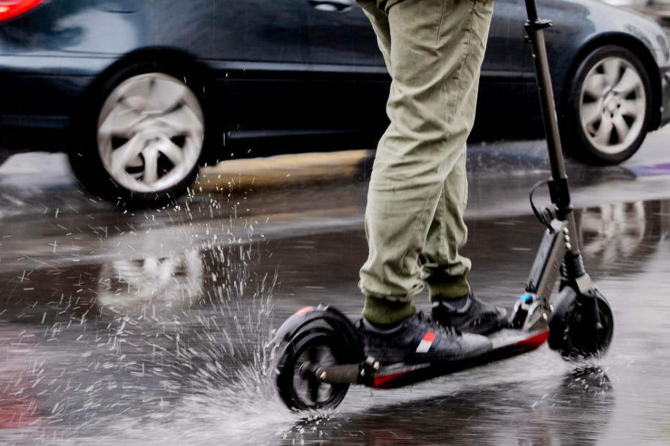 Von zwei Autos wurde der E-Scooter-Fahrer dann vor der A46 eskortiert (Symbolbild).