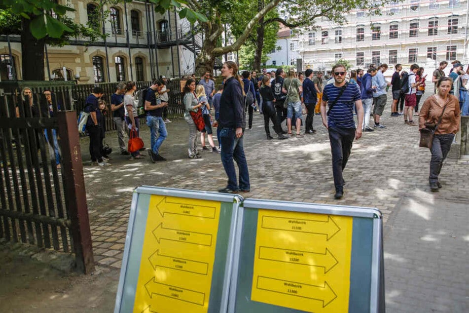 Dutzende Menschen warteten vor den Wahllokalen.