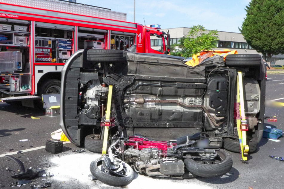 Die Fahrerin (50) des Hyundai musste aufgrund des heftigen Zusammenpralls aus ihrem Auto gerettet werden.