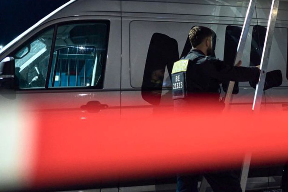 Polizei verhindert Blockadeaktion von "Neuer Generation" am Bundestag