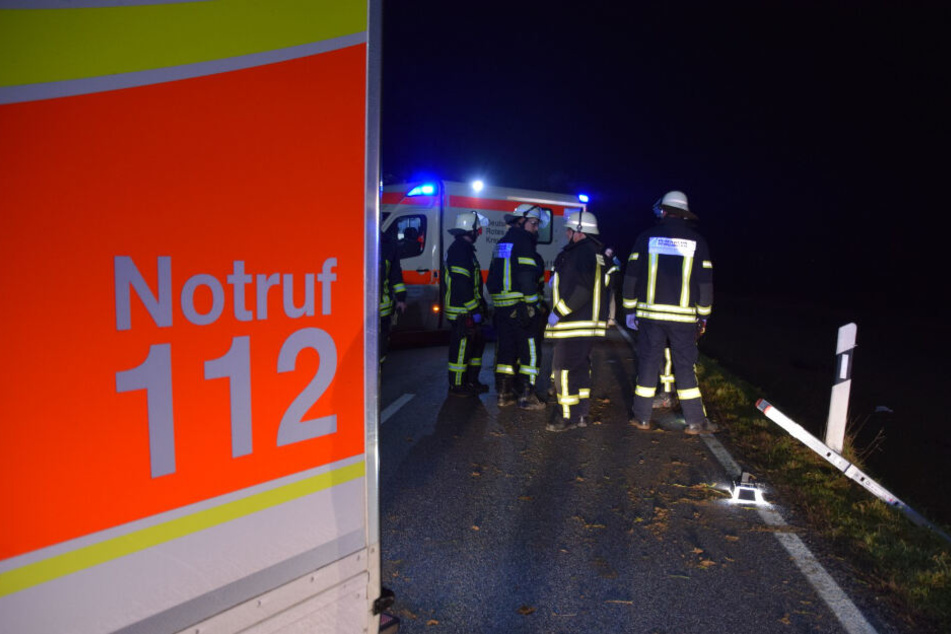 Einsatzkräfte an der Unfallstelle.