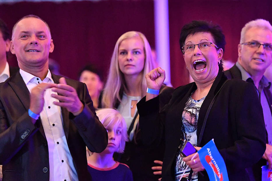 Große Freude nach der ersten Prognose bei der AfD in Erfurt.