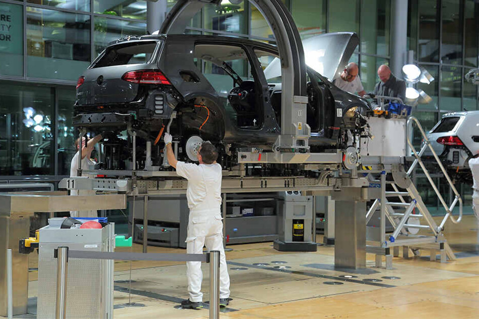 Schauplatz Gläserne Manufaktur: Wo einst der Phaeton hergestellt wurde, schweben nun E-Golfs durch die Produktion.