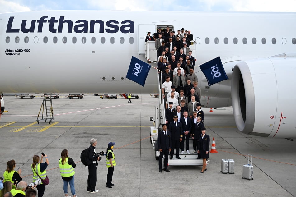 Vor dem rund neunstündigen Flug wurde noch für ein Foto posiert.