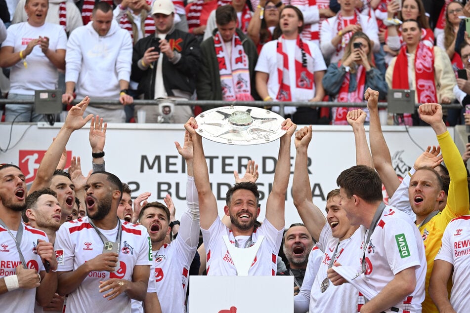 Der 1. FC Köln kehrt in die Bundesliga zurück und feiert sogar die Meisterschaft in der 2. Bundesliga.