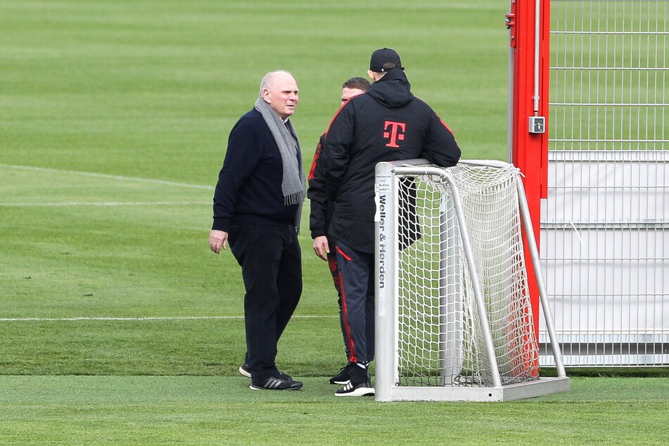 Uli Hoeneß (71, l.) hat Trainer Thomas Tuchel (49, r.) und dem FC Bayern an der Säbener Straße einen Besuch abgestattet.