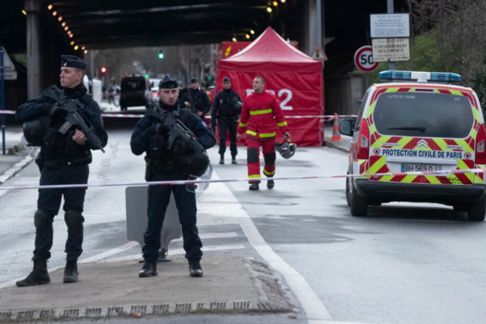 Nach tödlicher Messerattacke bei Paris: Anti-Terror-Ermittlungen!