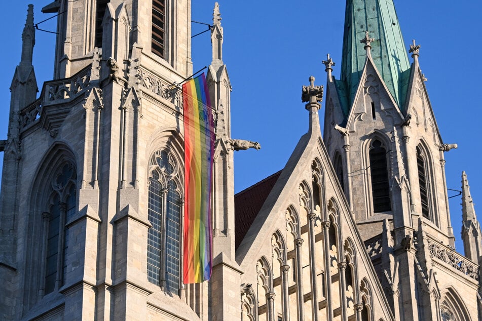 Eine Regenbogenfahne hängt an der Münchener Paulskirche.
