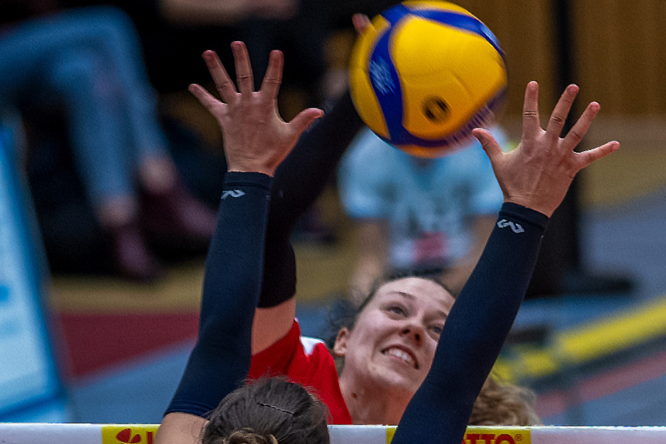 Maja Storck in der Bundesliga im Angriff gegen Suhls Agnes Pallag.