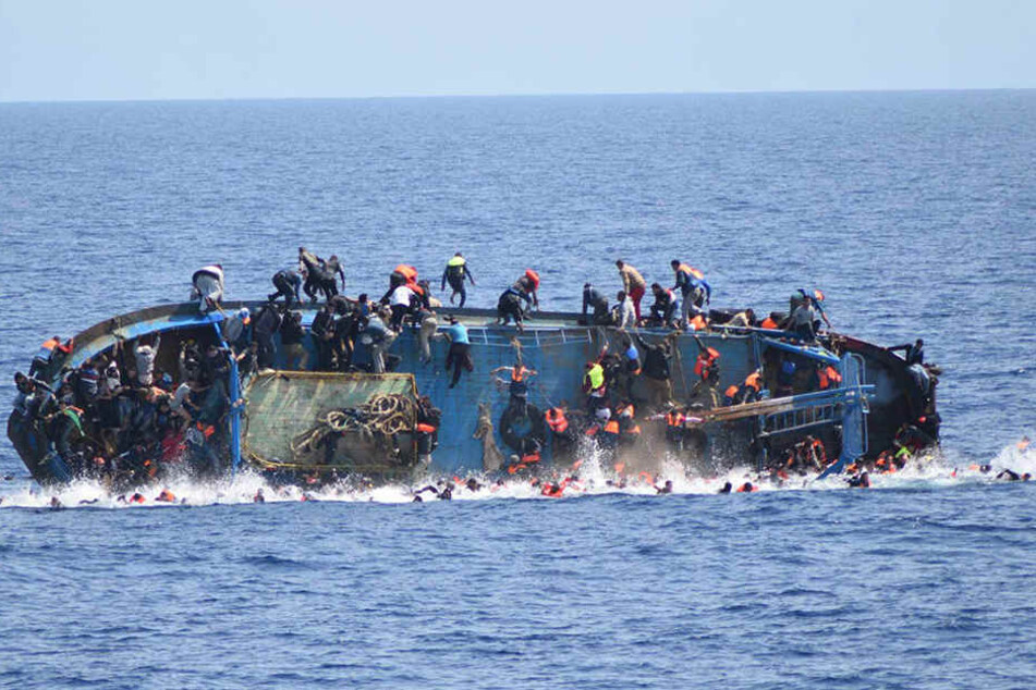 Bei einem neuen Unglück mit einem Flüchtlingsboot im Mittelmeer sind mehrere Menschen ums Leben gekommen. (Symbolbild)