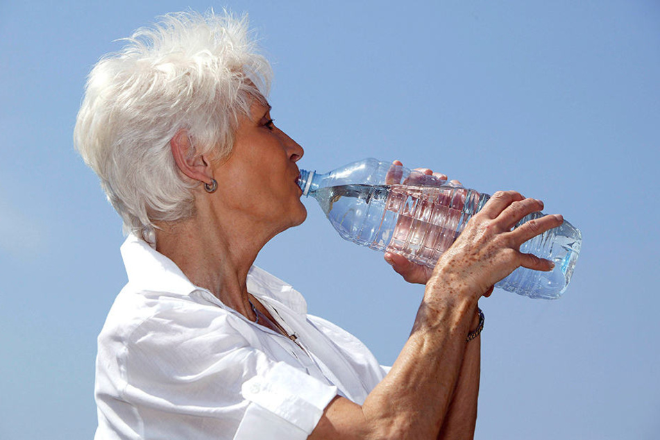 Besonders Senioren sollen in diesen Tagen das Wasser-Trinken nicht vergessen.