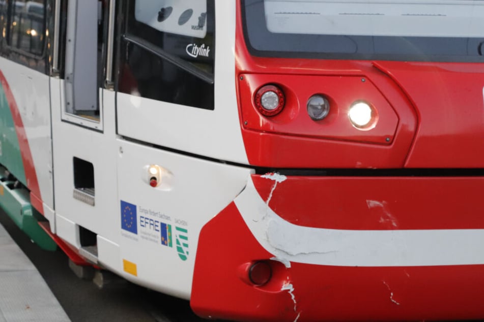 Die Straßenbahn wurde durch den Unfall beschädigt.