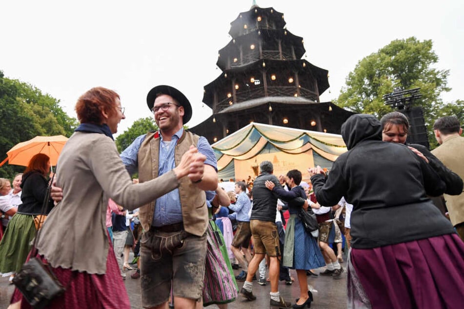 Besucher tanzen beim Kocherlball am Chinesischen Turm im Englischen Garten.