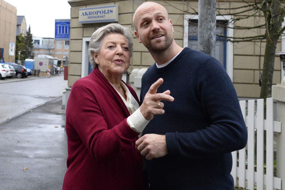 Schauspielerin Marie-Luise Marjan und Schauspieler Moritz Sachs schauen sich in der Kulisse der ARD-Vorabendserie "Lindenstrasse" um.