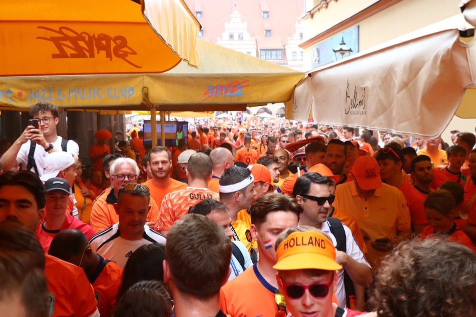 Am 21. Juni verwandelten Oranje-Anhänger das Barfußgässchen in ein oranges Farbmeer. Auch Polizisten schoben sich durch die Menge, fühlten sich "wie Rockstars".