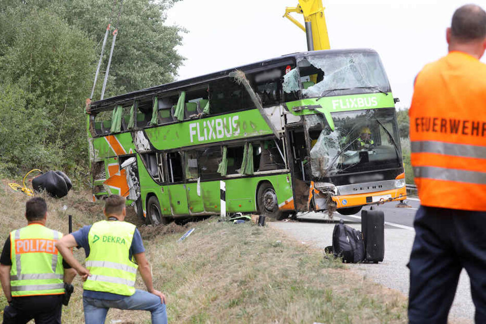 Der Bus wurde mit einem riesigen Kran geborgen.