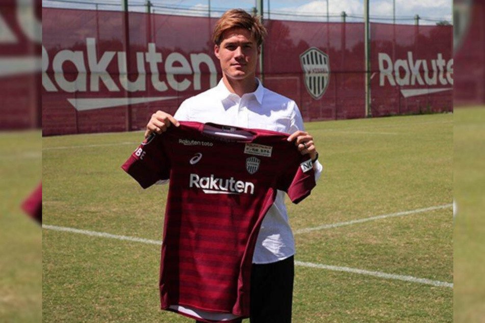 Gotoku Sakai präsentierte sich bereits mit seinem neuen Trikot.
