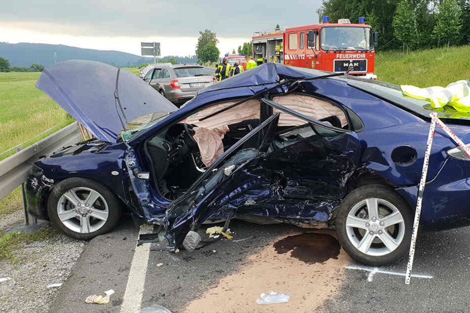 Bei dem Unfall kam eine Person ums Leben, drei weitere wurden schwer, teilweise lebensgefährlich verletzt.