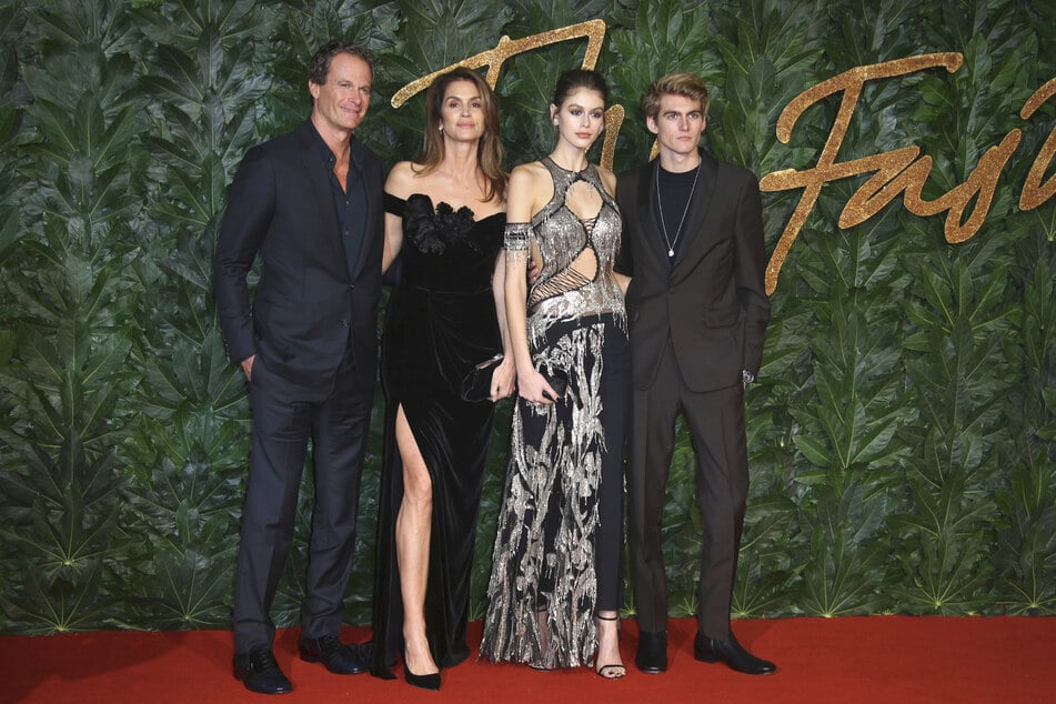 Die Familie zeigte sich 2018 gemeinsam in London. Jetzt trauern der Geschäftsmann Rande Gerber (64, l.) und das einstige Supermodel Cindy Crawford (60) um ihren Sohn, Schwester Kaia Gerber (25) um ihren Bruder Presley Gerber (†27, r.). (Archivfoto)