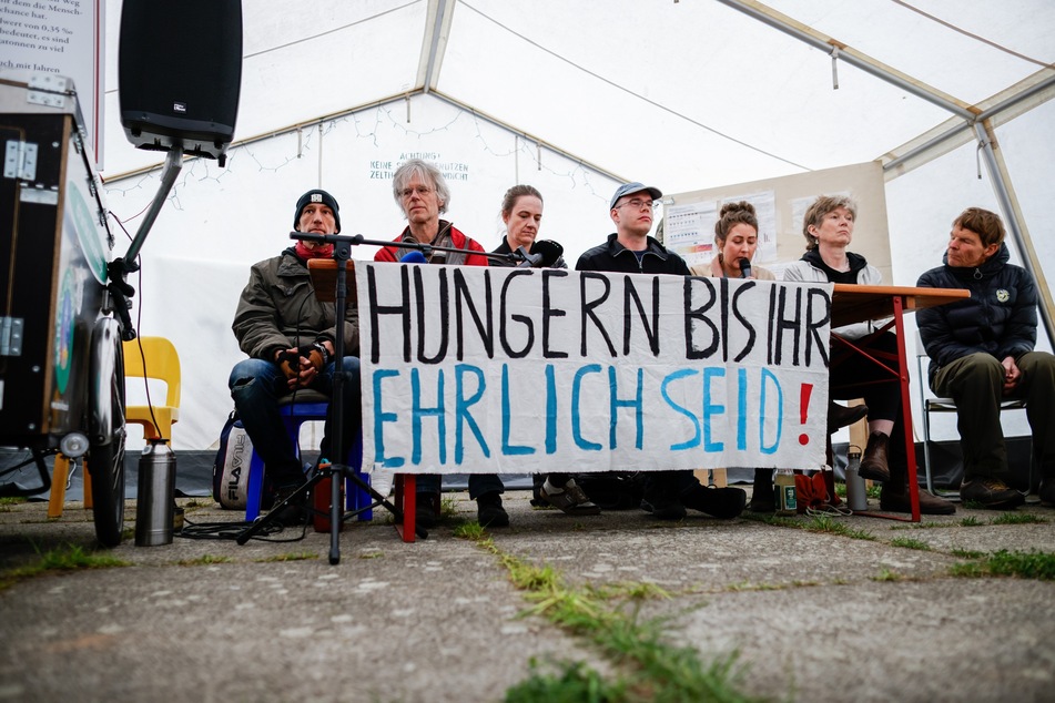 Die Aktivisten leben in einem Zeltcamp am Bundeswirtschaftsministerium.