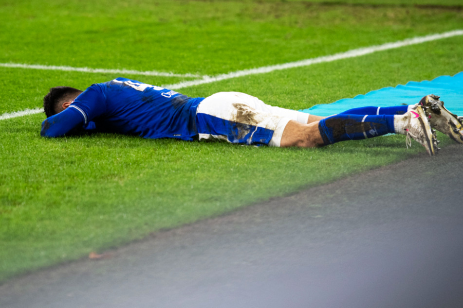 S04-Innenverteidiger Ozan Kabak (20) konnte die Niederlage nicht fassen.