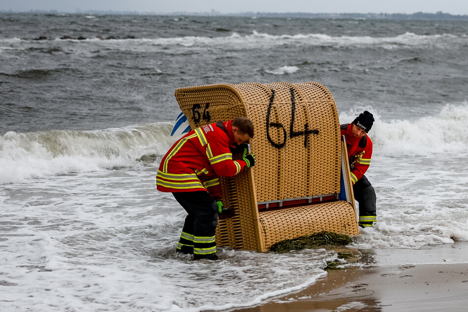 Die Feuerwehr musste einige Strandkörbe vor der Sturmflut retten.