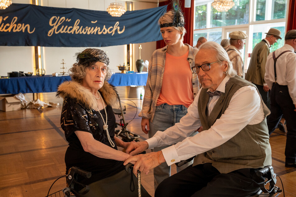 Auszubildende Liliana "Lila" Groß (Zoë Valks, 28, M.) gibt Fred Wiesner (Reiner Schöne, 81) und Gudrun Brunner (Gabriele Schulze, 73) Tanzstunden.
