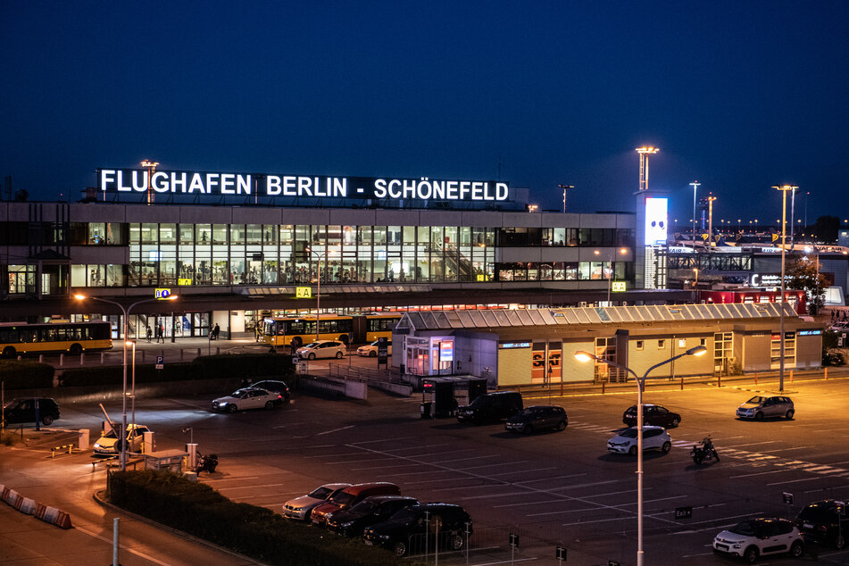 Am Flughafen Schönefeld werden die ersten Erntehelfer aus Rumänien erwartet.