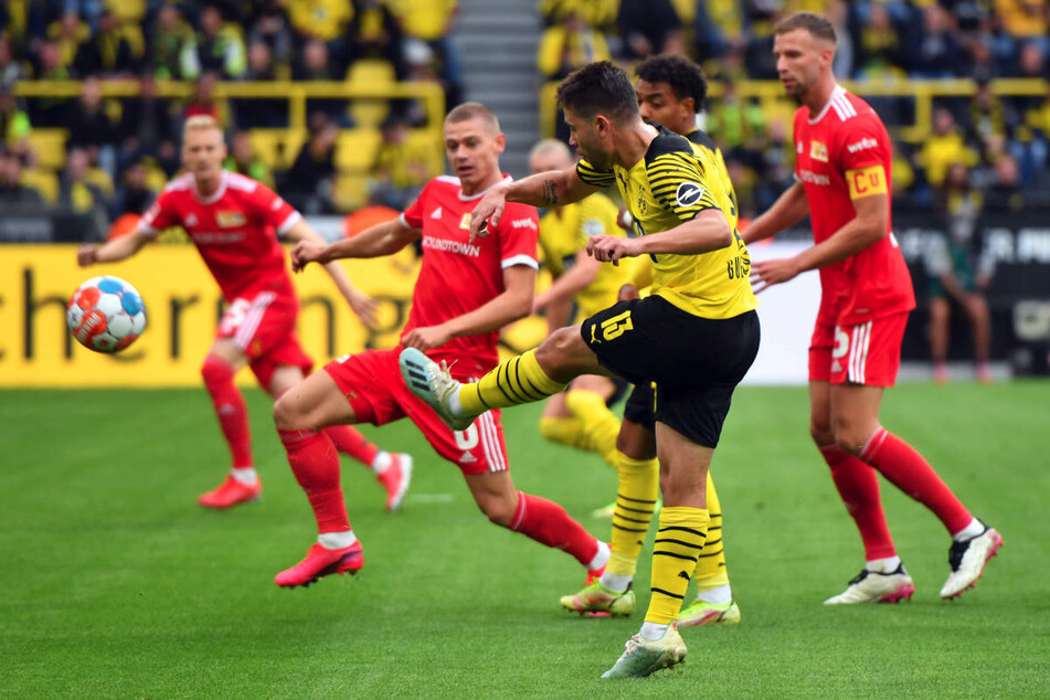 Raphael Guerreiro (3.v.r.) zieht mit links ab. Wenige Augenblicke später schlägt der Ball unhaltbar in der langen Ecke ein.