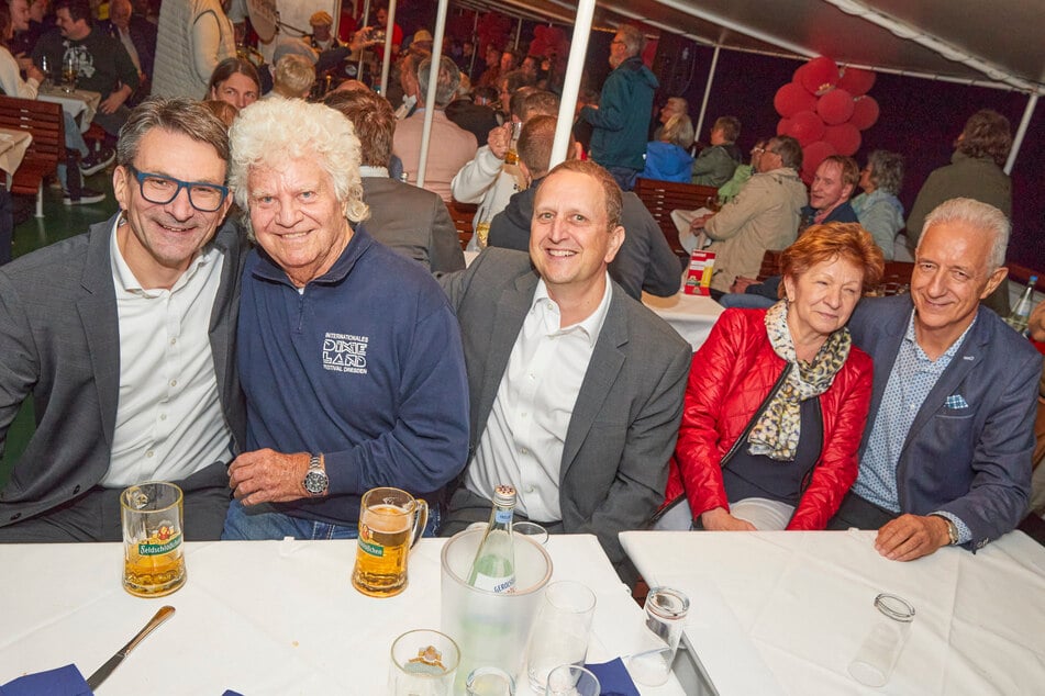 Gut gelaunt bei der Riverboat-Shuffle auf dem Schaufelraddampfer "Dresden": die Feldi-Brauereichefs Mike Gärtner (l.) und Karsten Uhlmann (Mitte), Festival-Gründer Joachim Schlese (2.v.l.) und Ex-MP Stanislaw Tillich (r.) mit Frau Veronika.