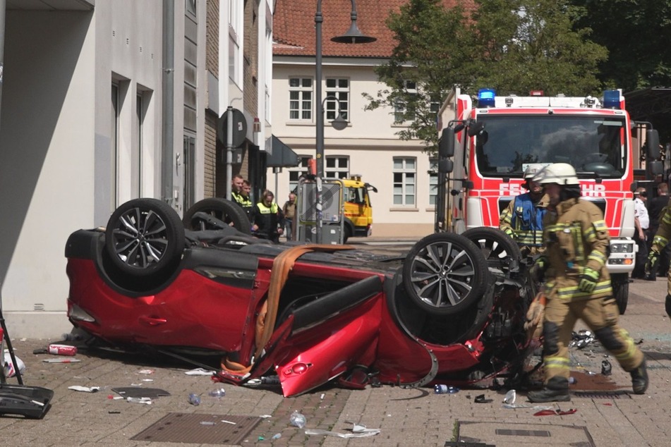 Der Renault landete auf dem Dach. Die 81-jährige Fahrerin verstarb noch am Unfallort.