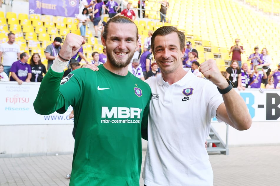 Zwei glückliche Keeper: Martin Männel (36, r.) musste zur Pause raus, Tim Kips (23) feierte dadurch seine Premiere - und hielt zu null!