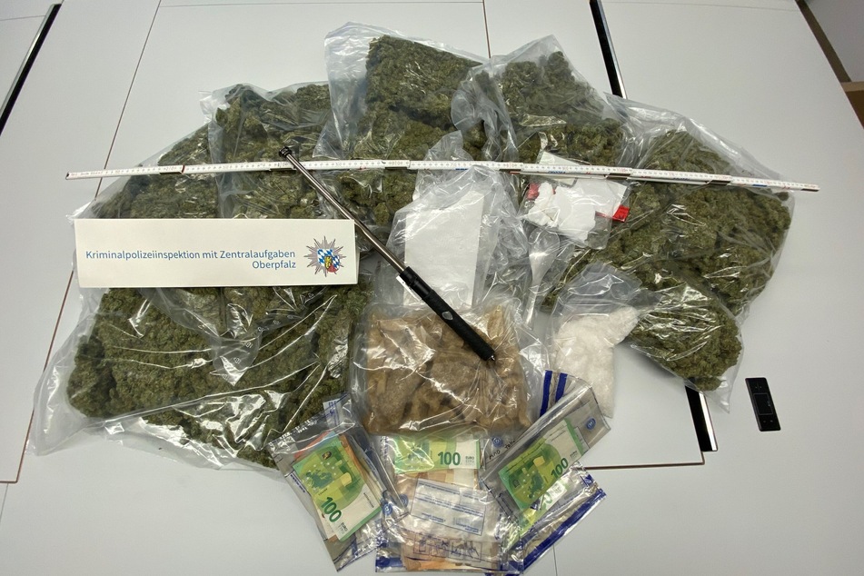 Sichergestellt: Die Polizei entdeckte bei Durchsuchungen eine große Menge an Drogen, Bargeld und einen Schlagstock.