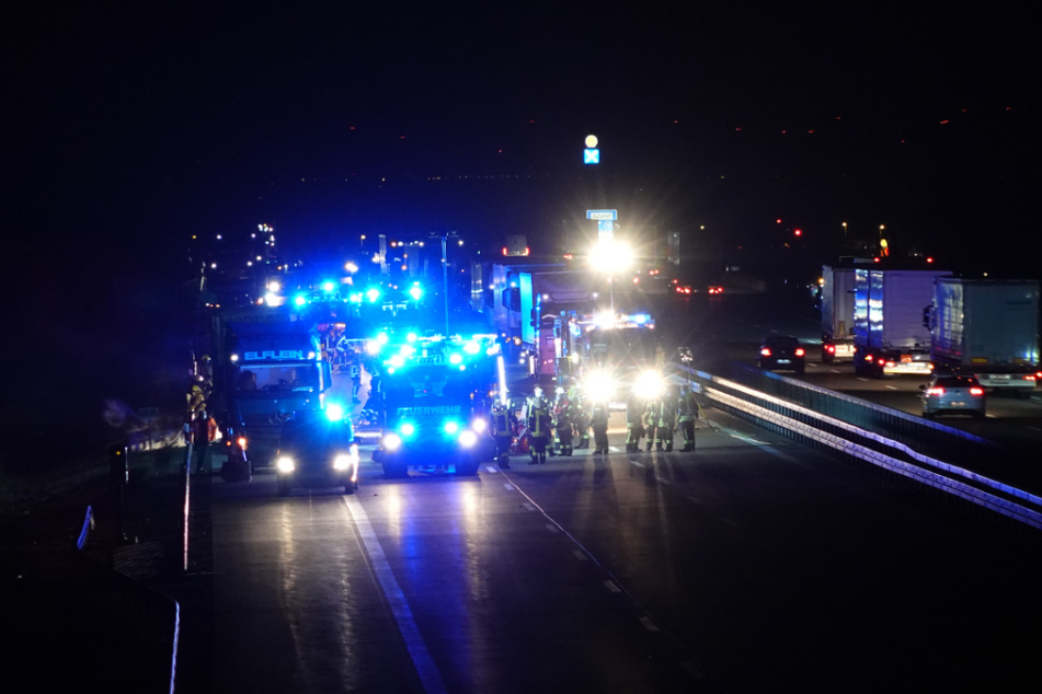 Nach einem Lastwagenbrand auf der A9 ist die rechte Fahrspur zwischen Bad Dürrenberg und Leipzig-West auch am Mittwochmorgen noch gesperrt.