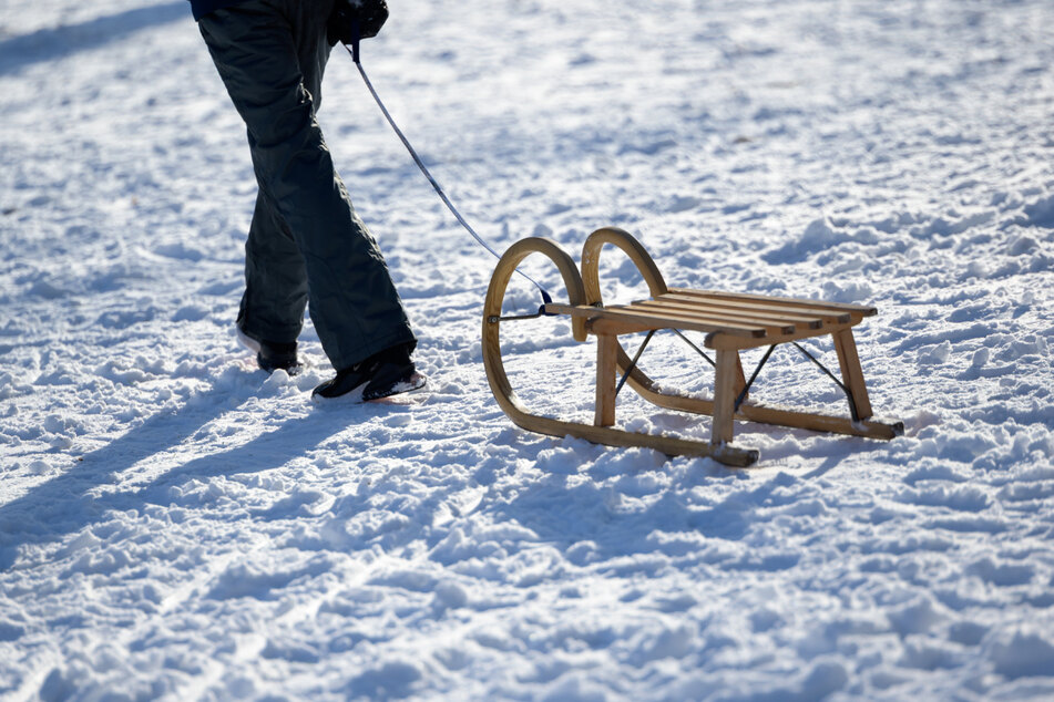 Sonnenschein und Schnee dürften auch am Sonntag viele Menschen mit Schlitten nach draußen locken.