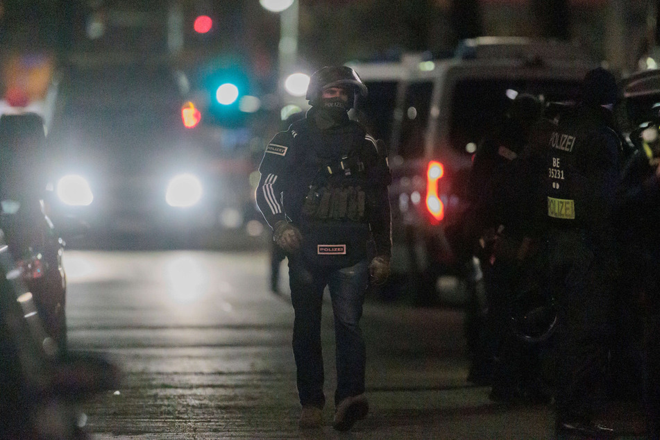 Während des Einsatzes bat die Polizei per Twitter darum, keine Fotos vom Geschehen am Tatort zu veröffentlichen
