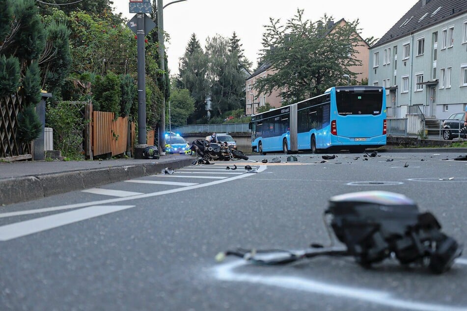Nach dem Unfall glich die Straße einem Trümmerfeld.