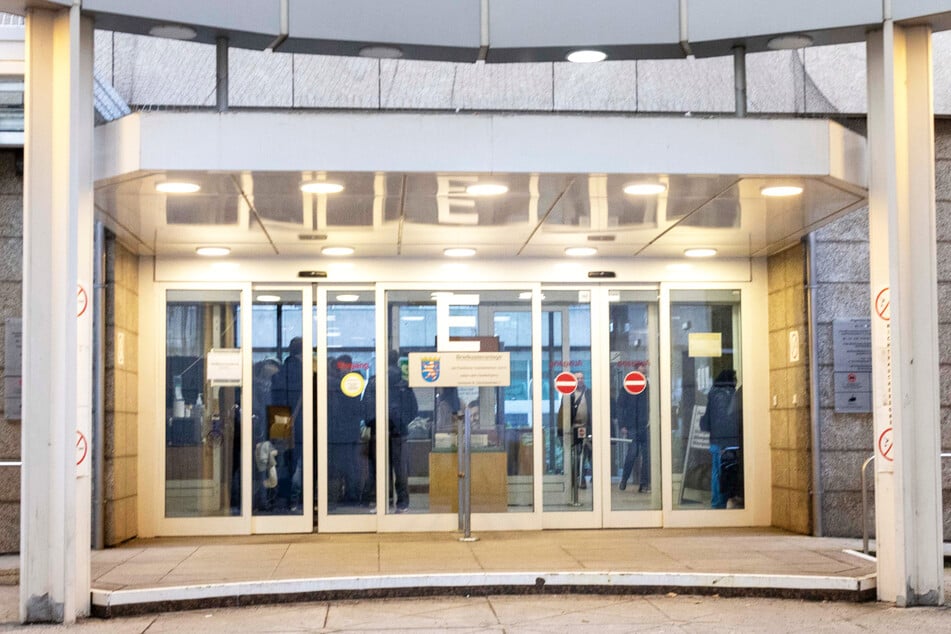Ehefrau "wie einen Müllsack" aus dem 22. Stock gestoßen! Richter zeigt sich entsetzt und verkündet Urteil