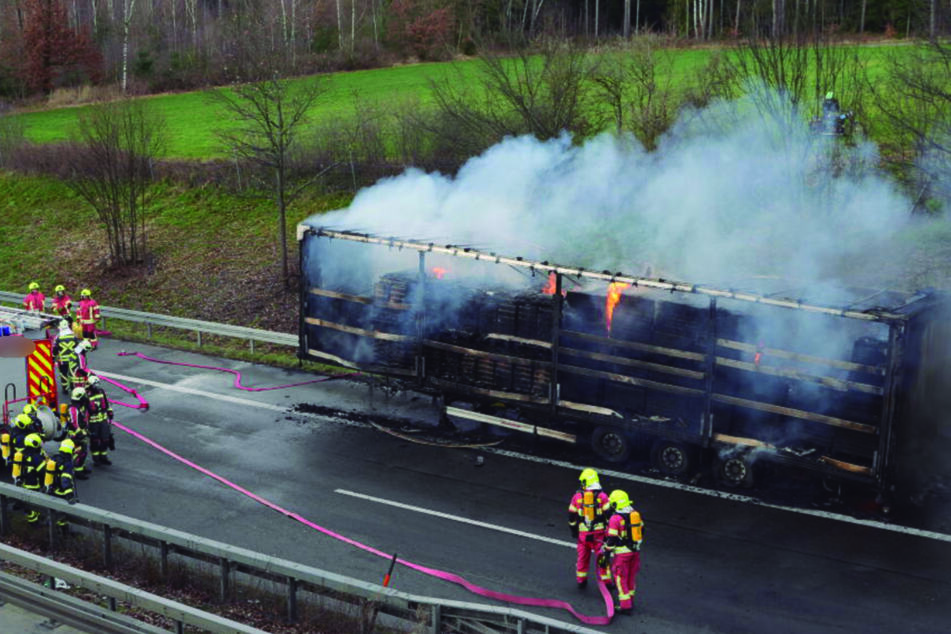 Lkw brennt auf der A4: Ladung komplett zerstört, Feuerwehrmann verletzt!