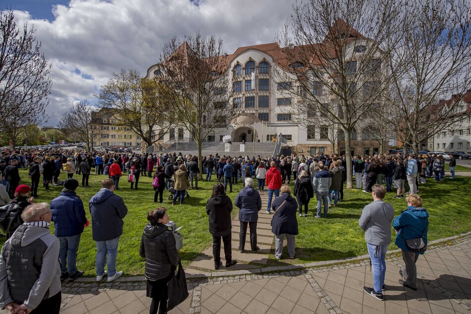 Schülerinnen und Schüler, Lehrkräfte, Angehörige, Vertreter von Eltern und aus der Politik sowie viele andere gedachten am Mittwoch der Opfer des Amoklaufs am Gutenberg-Gymnasium.