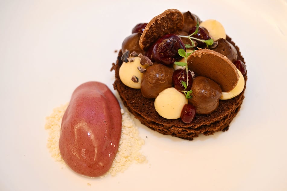 Im "Hirschsalon" gibt es eine moderne "Donauwellen"-Variante zum Dessert.