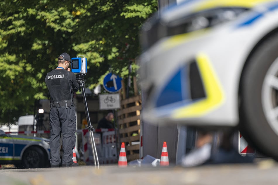 Polizisten nehmen den Tatort in der Nähe des Münchner Ostbahnhofs unter die Lupe.