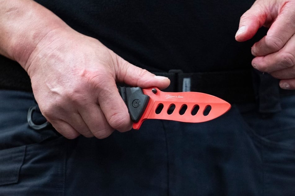 In Grevenbroich kam es am Samstagmorgen zu einer Messerattacke bei der ein junger Mann (25) lebensgefährlich verletzt wurde. (Symbolbild)