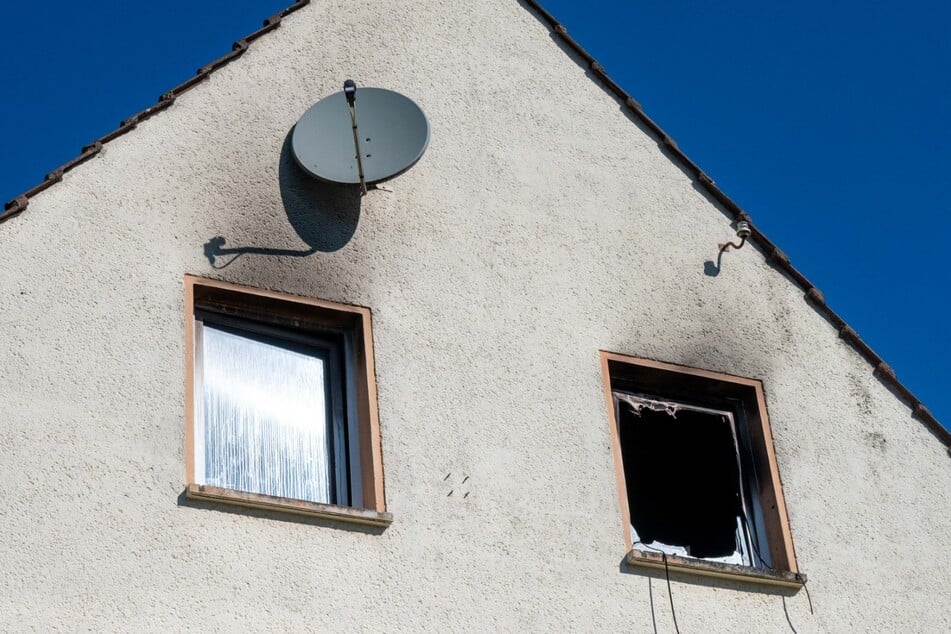Im Dachgeschoss des Hauses brach das Feuer aus.