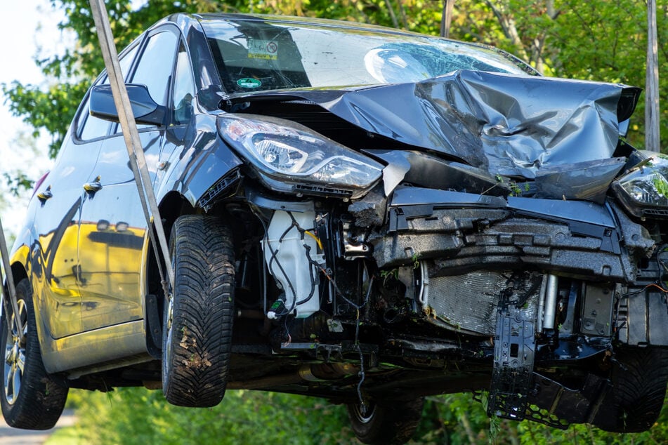 Ein Hyundai i20 krachte auf der L3176 östlich von Fulda frontal in ein entgegenkommendes Motorrad.