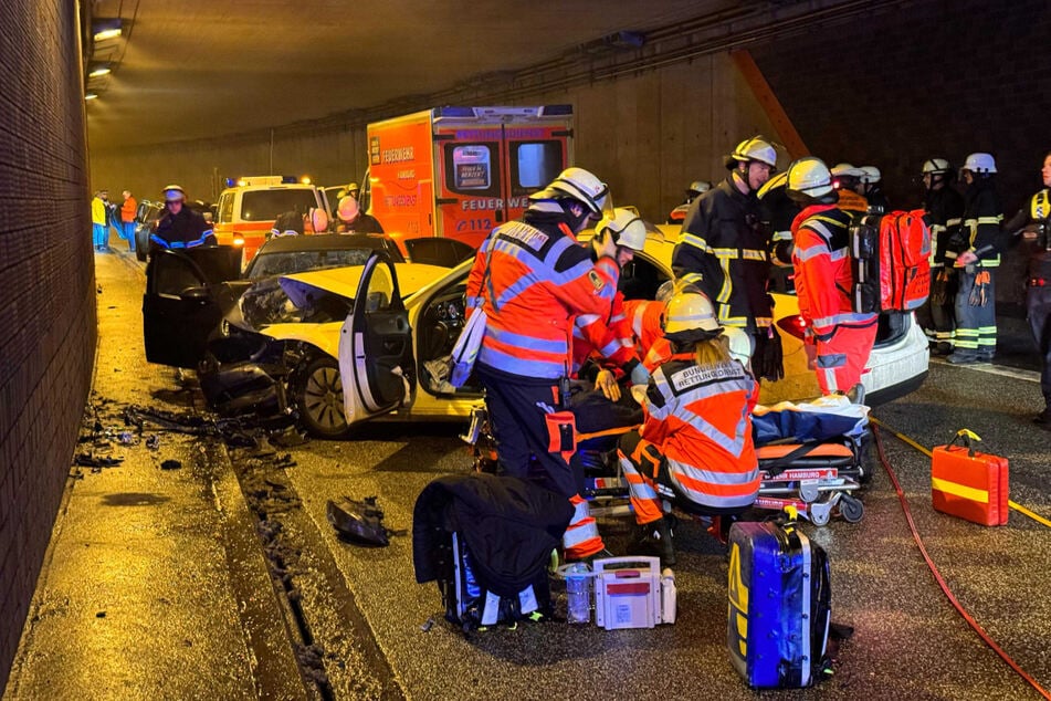 Unfall im Tunnel! Geisterfahrer kracht in Taxi, vier Verletzte