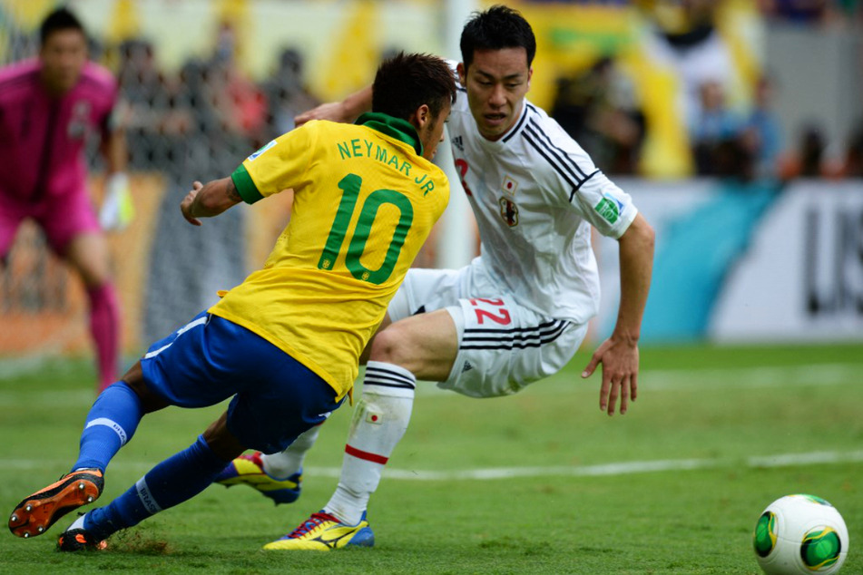 Maya Yoshida (33, r.) spielte gegen viele Weltklasse-Angreifer - wie etwa hier am 15. Juni 2013 beim Confederations Cup gegen Brasiliens Superstar Neymar (30).
