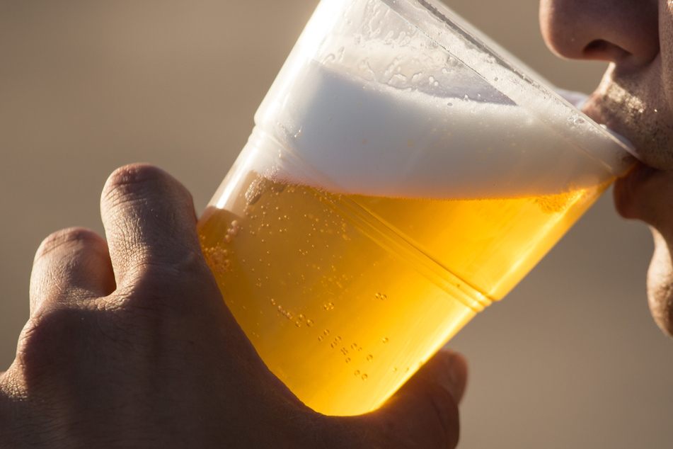 Ein kühles Bier gegen die Hitze: Das ist keine gute Idee (Symbolbild).