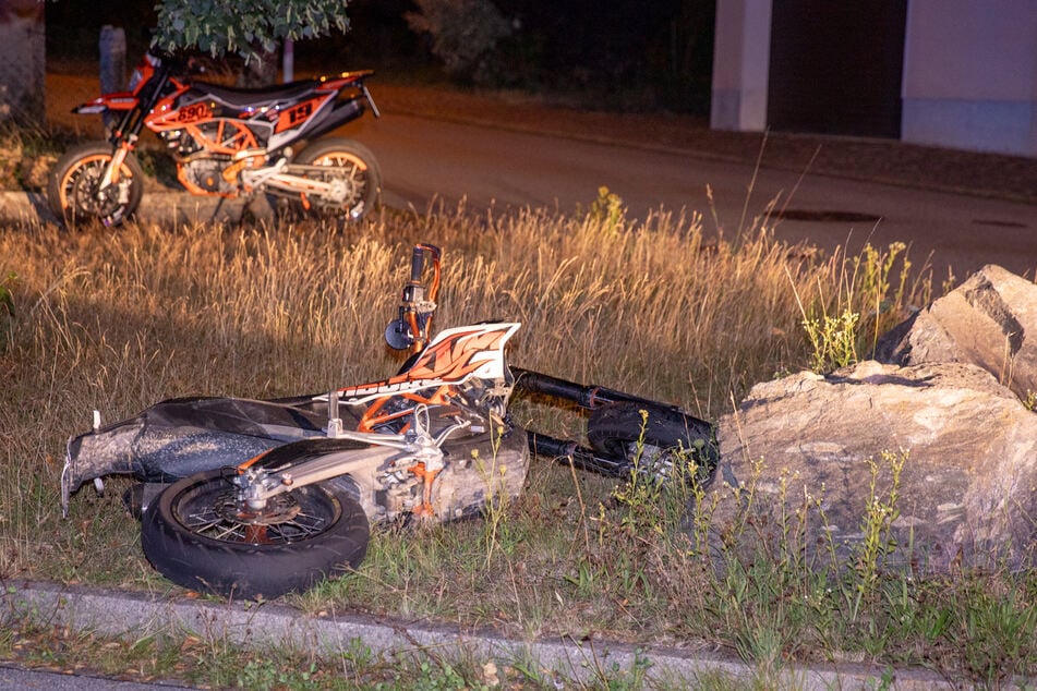 Durch den Zusammenstoß wurden beide Motorräder beschädigt.