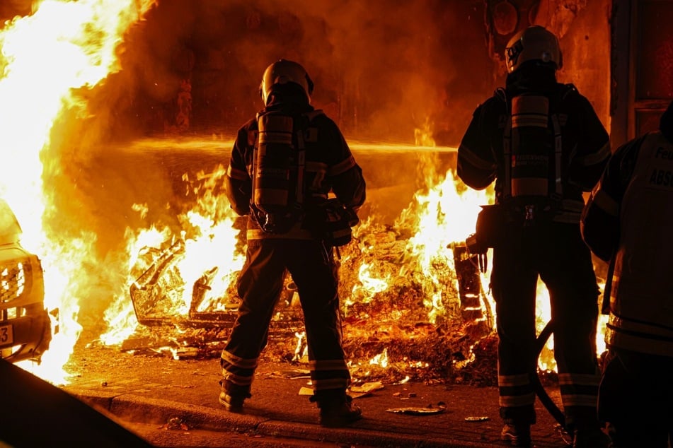 Mitten in der Nacht fing vor einem Mehrfamilienhaus in Wuppertal Sperrmüll Feuer.